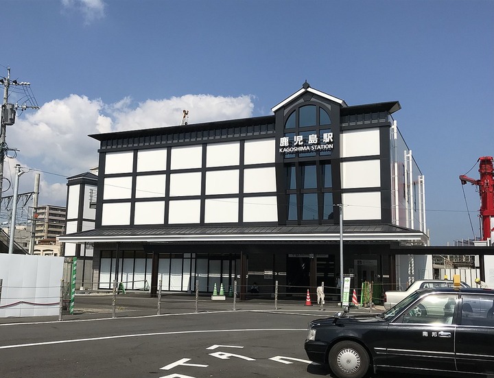 1280px-JR-Kagoshima-Station-building2020-10