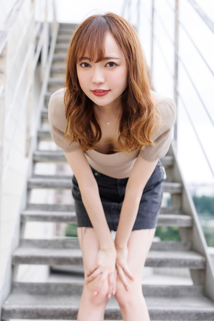 【画像あり】グラビアアイドルさん、とんでもなくえっちな格好でカップヌードルを食べてしまうｗｗｗｗｗｗｗｗ