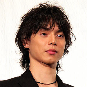 水嶋ヒロ（身長180cm、高校サッカー全国ベスト4で優秀選手、慶応卒、帰国子女で英語ペラペラ）