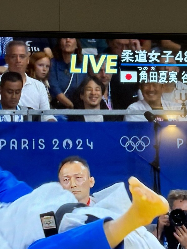 【画像あり】ひろゆき、パリ五輪柔道のTV中継に映り込むｗｗｗｗｗｗｗｗｗｗｗｗｗｗ