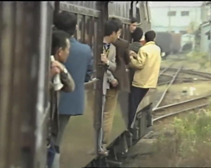 【画像あり】昔の日本の電車、ガチで命懸けすぎる……