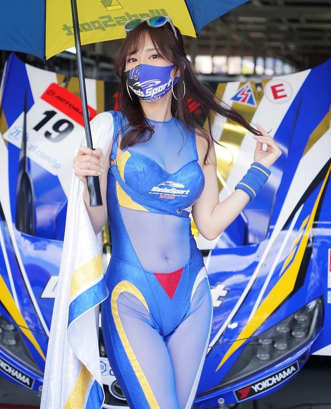 【画像あり】フェミ「レースクイーンは性的搾取！！！露出やめろ！！！」　レースクイーン「はい…」　→