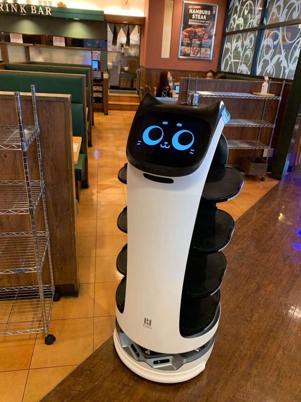 【画像あり】ガストにいる料理を運んできてくれるロボット、いじめたい