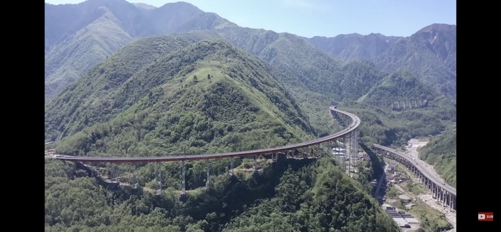【画像】中国、ジェットコースターみたいな高速道路を作ってしまうｗｗｗｗｗｗ
