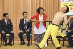 安倍首相、吉本芸人と昼食 「同日選ある?」に笑顔