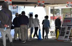 「感染しても気にしない」 店名公表後も営業のパチンコ店に長い列 福岡