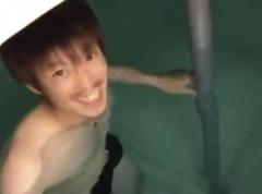 マンションの受水槽で「泳いでま〜す」 黒パンツ男に非難殺到!