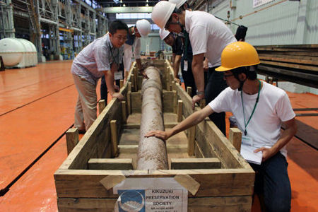 【歴史】旧海軍駆逐艦『菊月』の砲身、若者らが引き揚げ。市内での展示を目指し、建造の地・舞鶴市で修理中