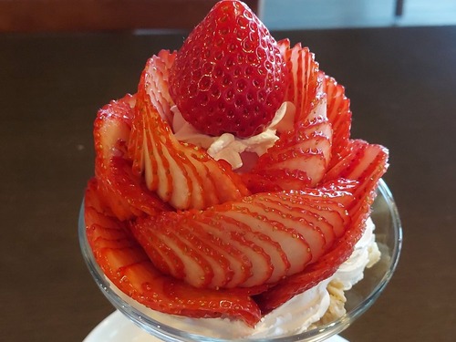 朝採れ苺のフラワーパフェ