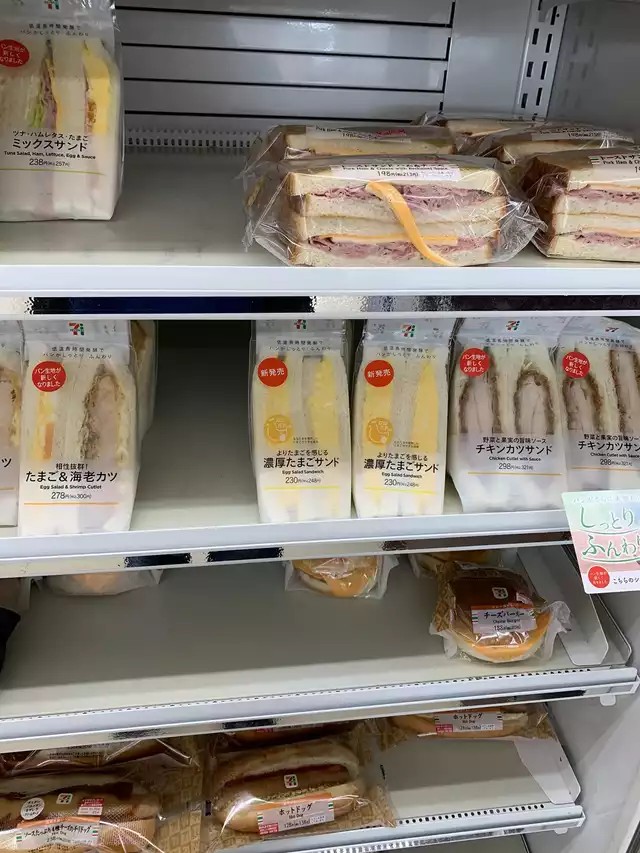 画像 セブンイレブンの陳列されたサンドイッチから切れ端のようなチーズがはみ出ていて炎上 もうこの企業こんなのばっかじゃん ぺこたす W