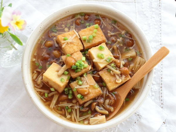 ひとりあたり100円未満のメイン料理。これだけでご飯が進む節約おかず！「厚揚げときのこのあんかけ」いつでも作れる食材だけど月末はさらに嬉しさ倍増！