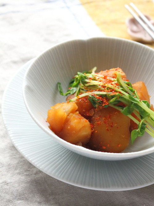 じゃがいもの煮っ転がし（豆苗添え）