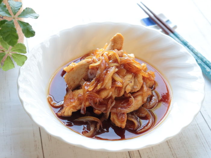 鶏むね肉のかば焼きのたれ炒め☆下ごしらえで鶏むね肉もふわふわ食感＆飴色玉ねぎを時短で作るコツ！