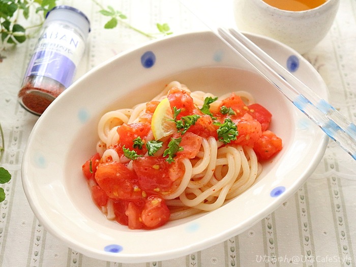 まさに夏味！辛みが旨い！トマトの冷うどん☆【スパイス大使】レンジ調理で暑い今日でも大丈夫！！