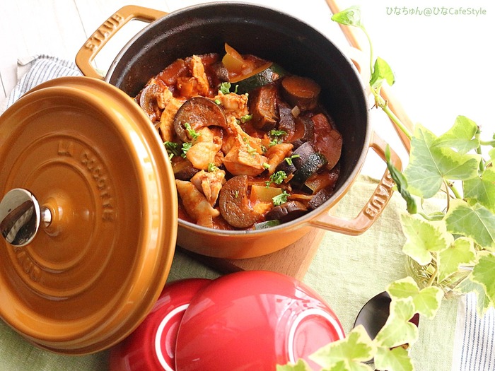 トマトジュースで作る鶏肉と夏野菜のトマト煮込み