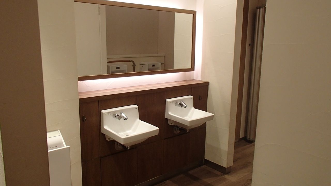 渋谷ヒカリエのトイレ ちょいワル団塊世代の 都心で オシャレ浴