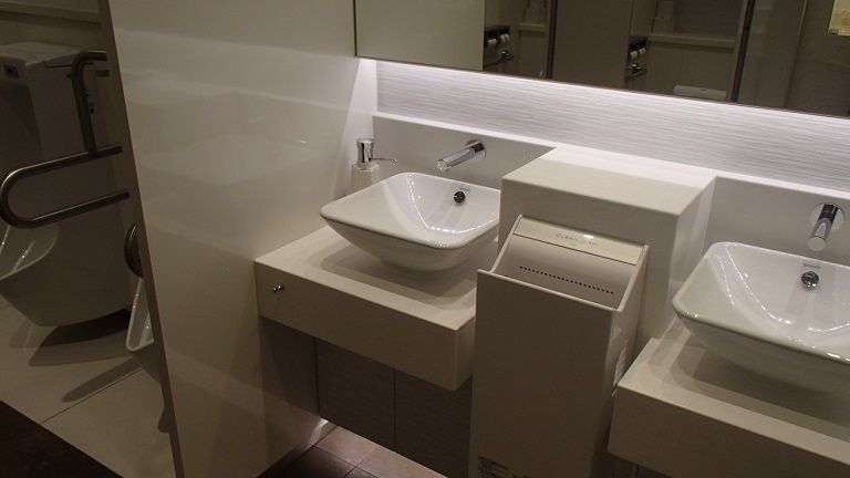 渋谷ヒカリエのトイレ ちょいワル団塊世代の 都心で オシャレ浴