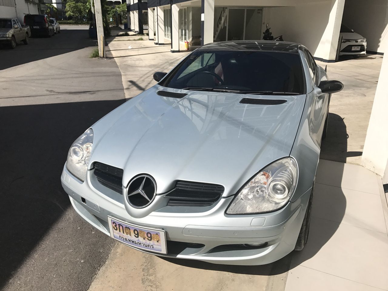 タイの車 タイでは車をお寺に持って行きお坊さんに安全祈願してもらうことが多いんですが これってアリなんでしょうか ナンバー見えない555 バンコク Spa スパ の花道 21年版