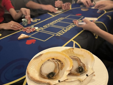 月日貝を食べながらポーカー！ツキヒテラスで「ポカのば」第23回を開催しました