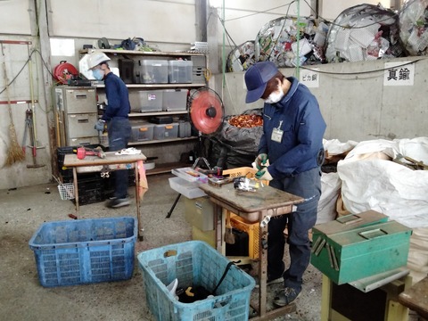 不燃ごみ解体中