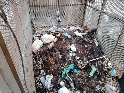 きんこうカゴ内海ごみ