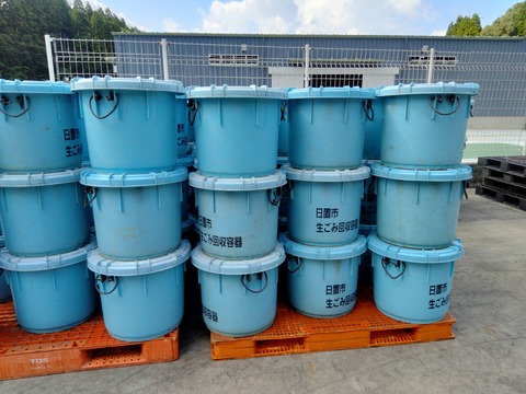 積み上げられた回収容器