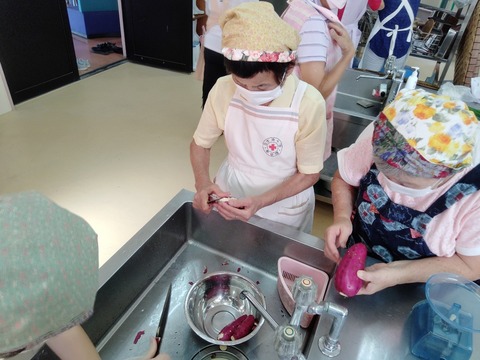 サツマイモの皮むき