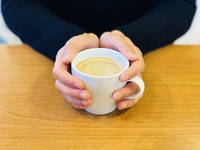 《画像》カフェでカップをもつ手