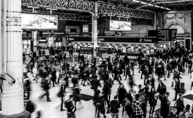 victoria-station-busy-people-victoria-735795