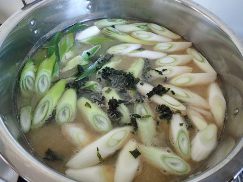 今日のサービススープはネギ入り味噌汁@平沢マリンセンター