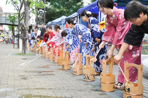 五六市打ち水-3