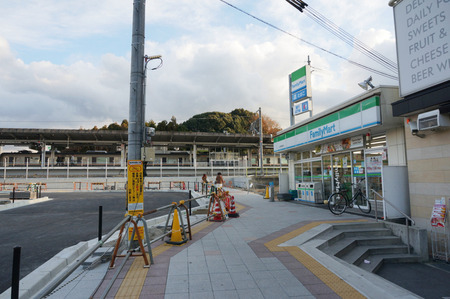 長尾駅前広場131228-03