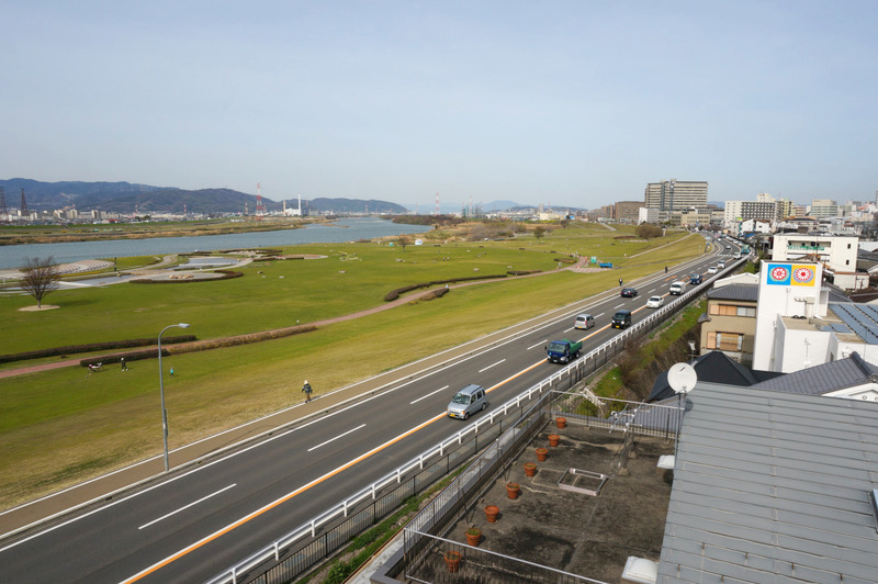 旧1号線・三矢～桜町の工事の状況。堤防の民家側を崩してて土がむき出しに