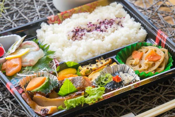 「隠れ酒家 風雅」のテイクアウト『大将おまかせ弁当』(枚方市大垣内町)【ひらつーグルメ】