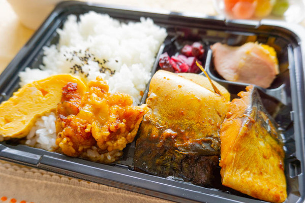 「felice DINING(フェリーチェ ダイニング)」のテイクアウト『日替り弁当』(CONOBA香里ヶ丘)【ひらつー...