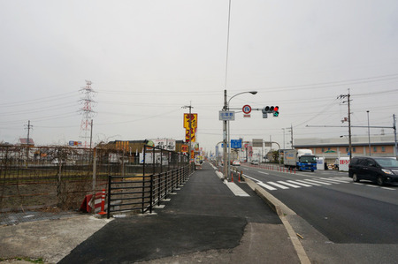 国道1号線出屋敷の歩道130402-01