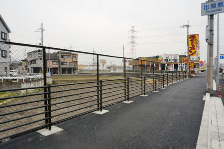 国道1号線出屋敷の歩道130402-25