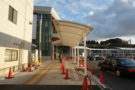 長尾駅前広場131228-30