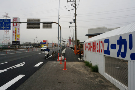 国道1号線出屋敷の歩道130402-23