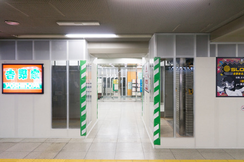 枚方市駅東改札口-1411208