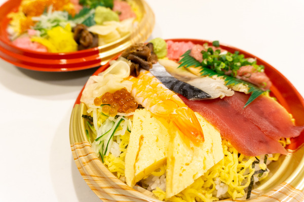 「江戸前びっくり寿司」のテイクアウト『日替わり海鮮7色丼』など(枚方市岡東町)【ひらつーグルメ】