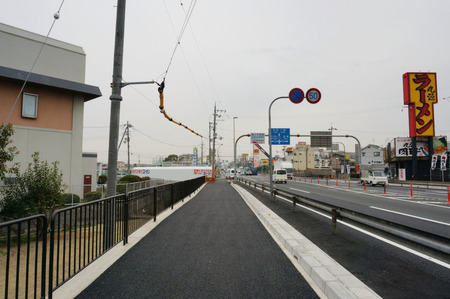国道1号線出屋敷の歩道130402-19