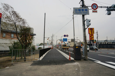 国道1号線出屋敷の歩道130402-18