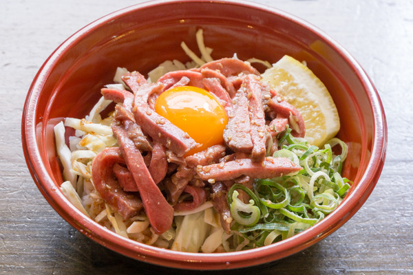 「枚方大衆酒場sun」のテイクアウト『牛タンユッケ丼』と『黒から丼』(枚方市岡東町)【ひらつーグルメ】