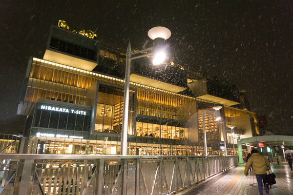 枚方市駅の雪-17