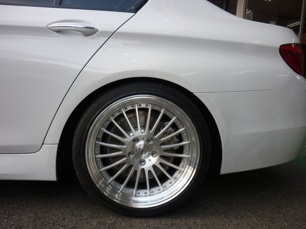 F10 BMW5シリーズにTWS20インチ装着 : 平山タイヤサービス 