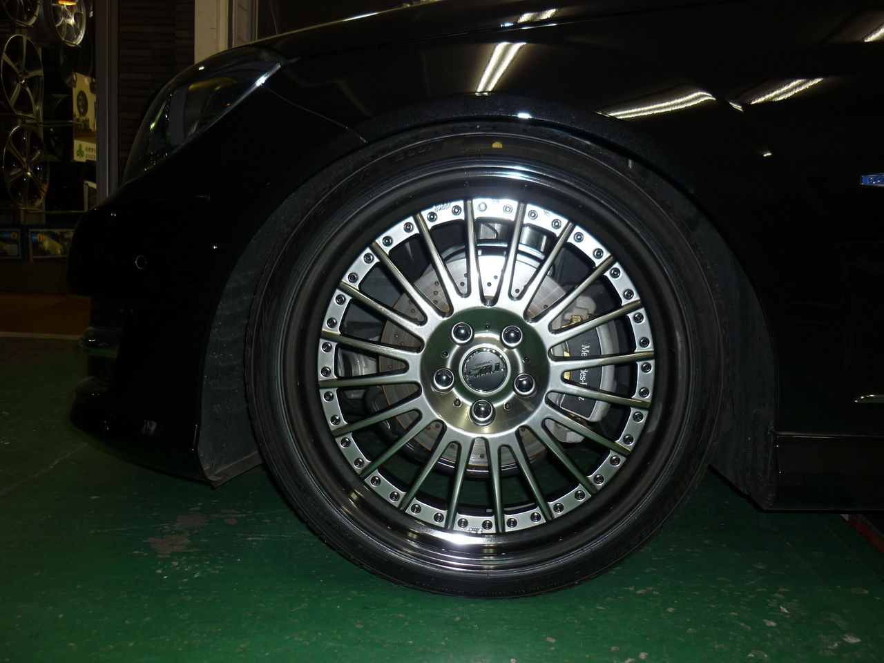 W204 メルセデスベンツにTWSホイール19インチ装着 : 平山