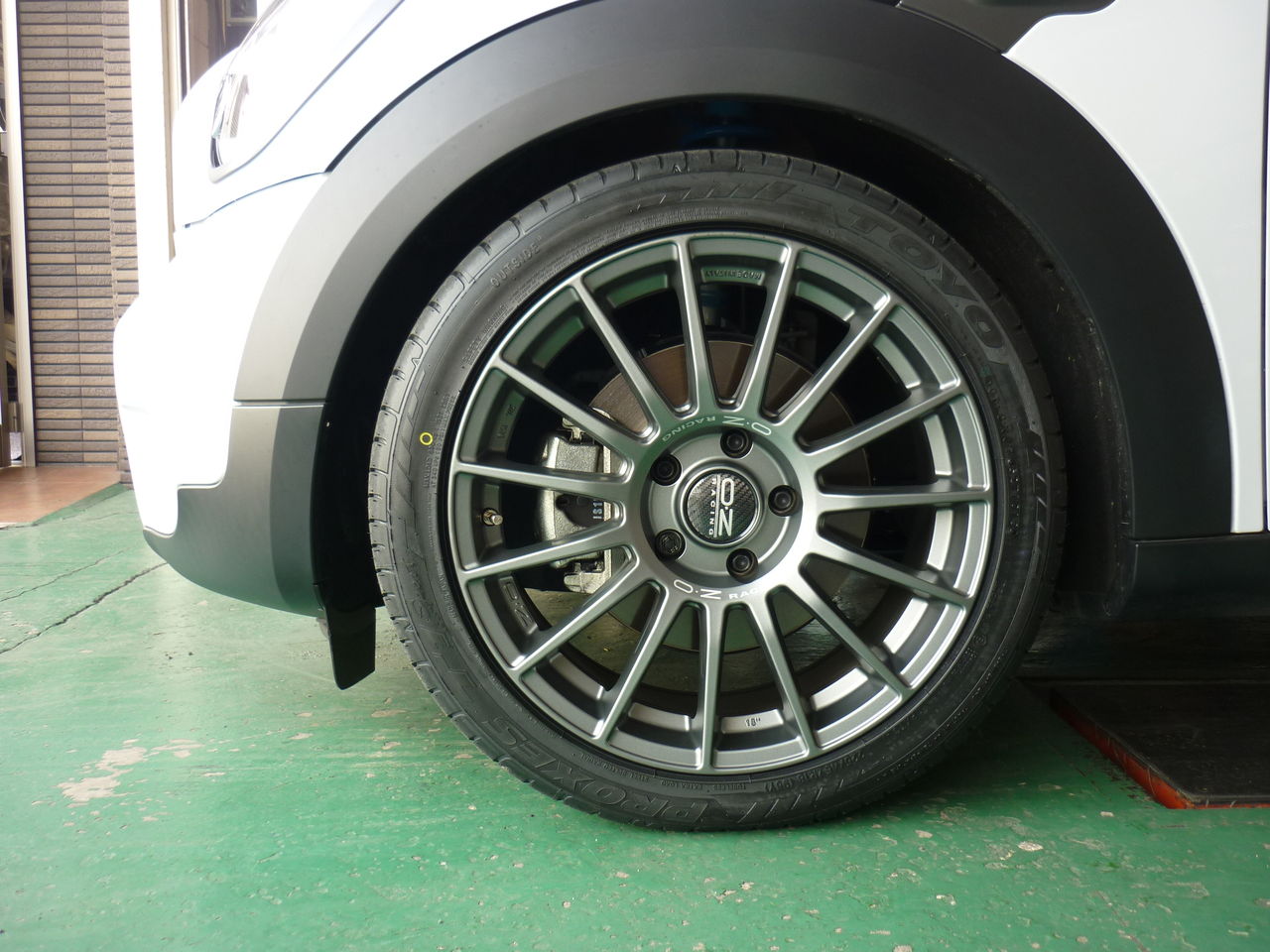 ミニクロスオーバーにOZレーシング18インチ装着＆ビルシュタイン