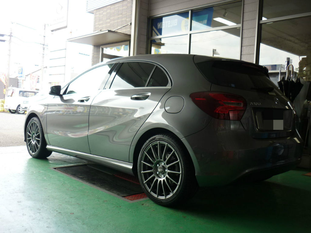 W176 メルセデスベンツにOZレーシングホイール18インチ装着 : 平山