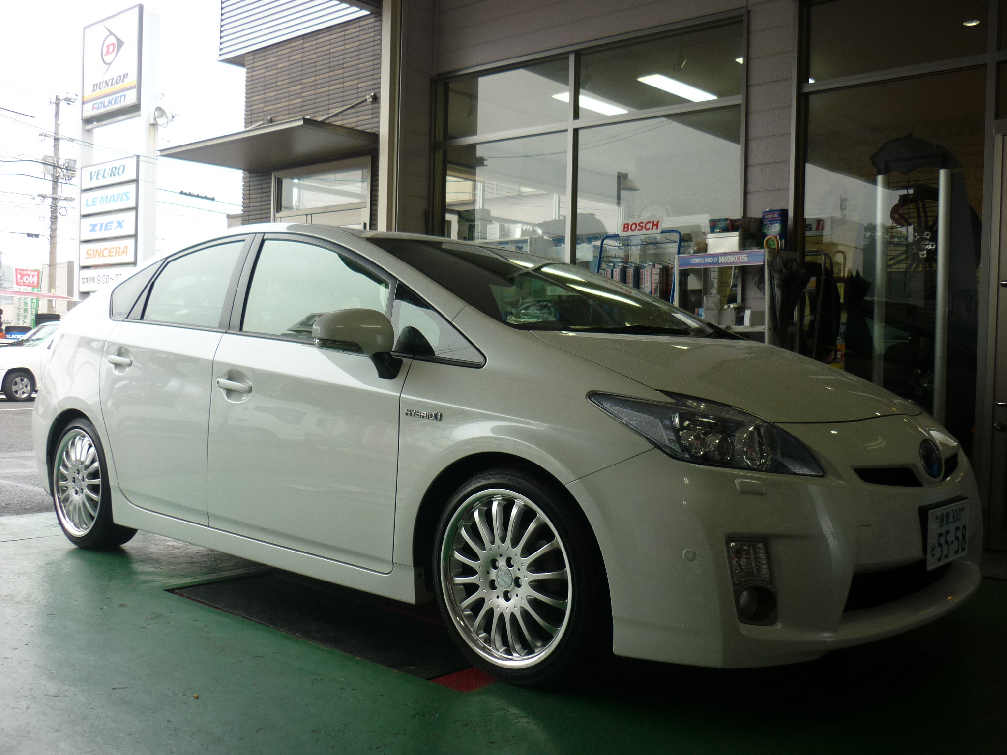 ZVW30 プリウスにカールソン18インチ : 平山タイヤサービス